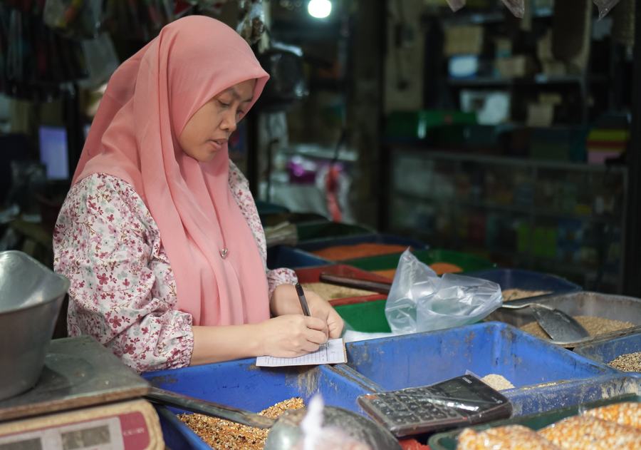 Pelaku usaha membandingkan opsi sistem