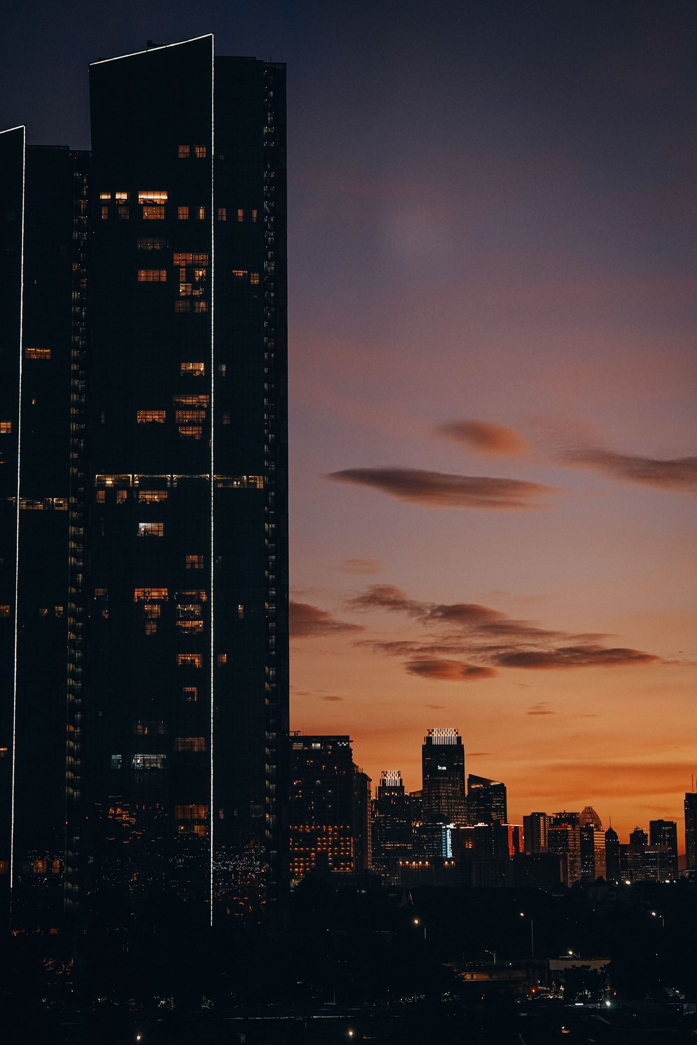 Gedung perkantoran Jakarta menjelang malam